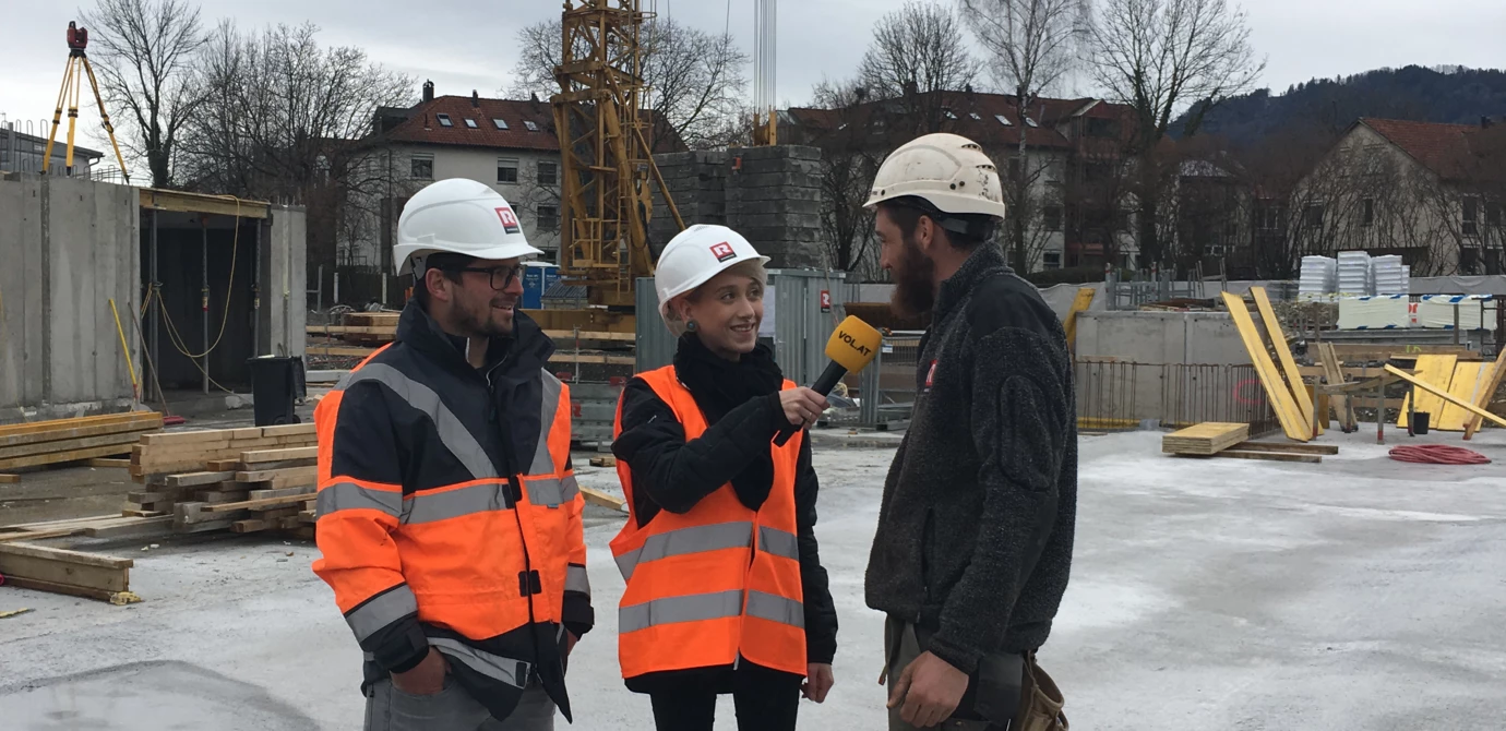 Sara mit unserem Projektleiter und Polier auf der Baustelle. Sara mit unserem Projektleiter und Polier auf der Baustelle.